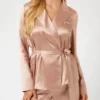 Satijnen pyjamaspak met versierde wikkelblouse en broeken