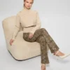 Sexy flared jeans met pythonprint Sexy flared jeans met pythonprint