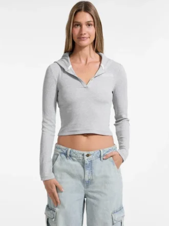 Slanke top met capuchon en geborduurd logo