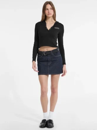 Slanke top met capuchon en geborduurd logo