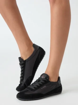Sneakers van imitatieleer