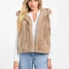 Sophy gilet met capuchon van imitatiebont