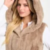 Sophy gilet met capuchon van imitatiebont