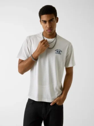 T-shirt met logo op de zijkant