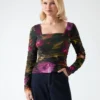 Top met plooien en zandkleurige print Top met plooien en zandkleurige print