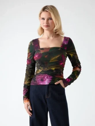 Top met plooien en zandkleurige print