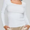 Top met uitsnijdingen en ribboord Top met uitsnijdingen en ribboord