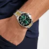 Tweekleurig analoog horloge Tweekleurig analoog horloge