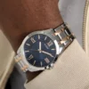 Tweekleurig analoog horloge Tweekleurig analoog horloge