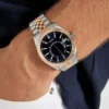 Tweekleurig en blauw analoog horloge Tweekleurig en blauw analoog horloge