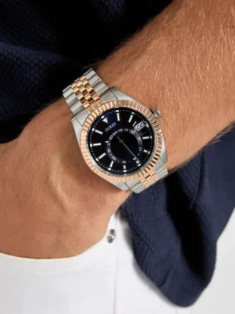 Tweekleurig en blauw analoog horloge