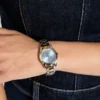 Tweekleurig en blauw analoog horloge Tweekleurig en blauw analoog horloge