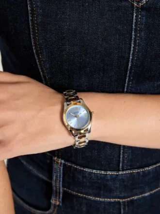 Tweekleurig en blauw analoog horloge