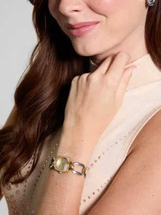 Zilver- en goudkleurig analoog horloge
