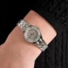 Zilverkleurig analoog horloge