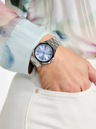 Zilverkleurig analoog horloge