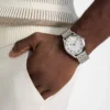 Zilverkleurig analoog horloge Zilverkleurig analoog horloge