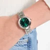 Zilverkleurig analoog horloge met groene wijzerplaat