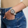 Zilverkleurig analoog horloge met mesh-band