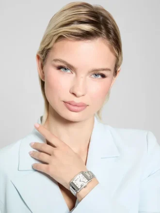 Zilverkleurig analoog horloge met vierkante wijzerplaat en kristallen