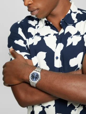 Zilverkleurig en blauw achthoekig analoog horloge