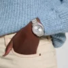 Zilverkleurig en blauw analoog horloge