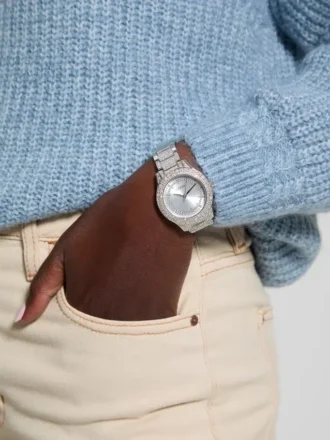 Zilverkleurig en blauw analoog horloge