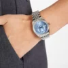 Zilverkleurig en blauw multifunctioneel horloge