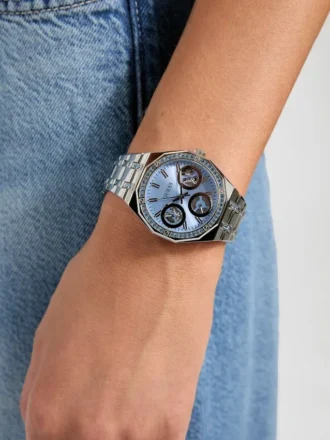 Zilverkleurig en blauw multifunctioneel horloge