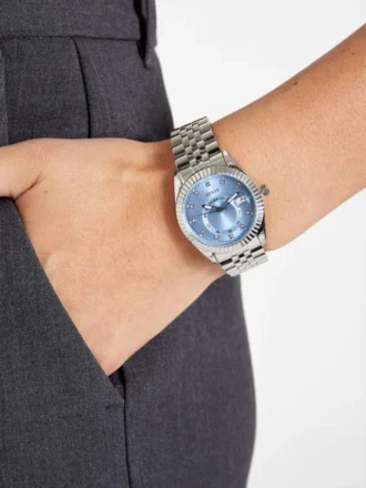 Zilverkleurig en blauw multifunctioneel horloge