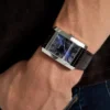 Zilverkleurig en marineblauw analoog horloge Zilverkleurig en marineblauw analoog horloge