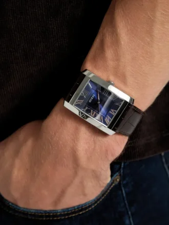 Zilverkleurig en marineblauw analoog horloge