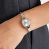 Zilverkleurig ovaal analoog horloge