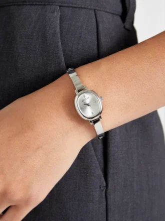Zilverkleurig ovaal analoog horloge