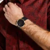 Zwart en goudkleurig analoog horloge Zwart en goudkleurig analoog horloge