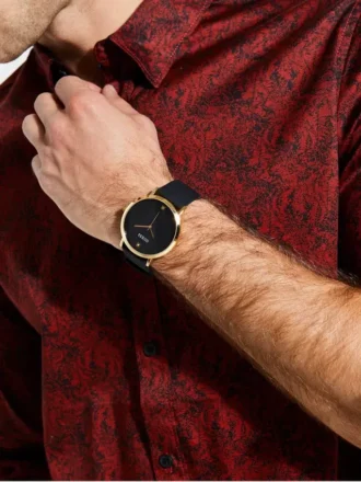 Zwart en goudkleurig analoog horloge