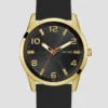 Zwart en goudkleurig analoog siliconenhorloge